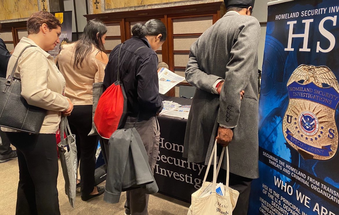 .@HSINewYork personnel were recently among the 50+ employers and workforce development representatives who partook in a job fair hosted by the @nypl and attended by over 2,000 patrons. Interested in learning about job opportunities with @HSI_HQ? Visit USAJobs.gov.