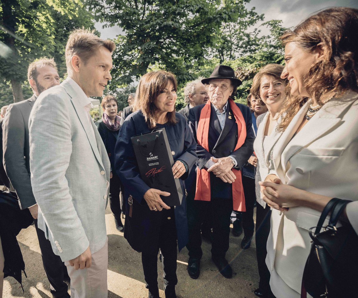 Le 22 mai, à l'initiative de la Ville de Paris et en collaboration avec la Fondation Aznavour, une portion des jardins Champs-Élysées a été nommée en l'honneur de Charles Aznavour. Anne Hidalgo, maire de Paris, Hasmik Tolmajian, ambassadrice d'Arménie en France, Nicolas Aznavour,