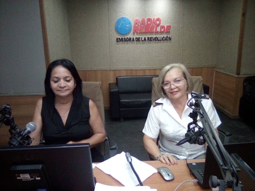 #AduanaInforma: Participa la #AduanadeCuba en la Revista Haciendo Radio de la Emisora Radio Rebelde. En esta ocasión asiste Idania Batista, Jefa de Departamento de Capacitación, quien nos habló sobre las vías de superación para el personal de la institución. . . #GenteQueSuma