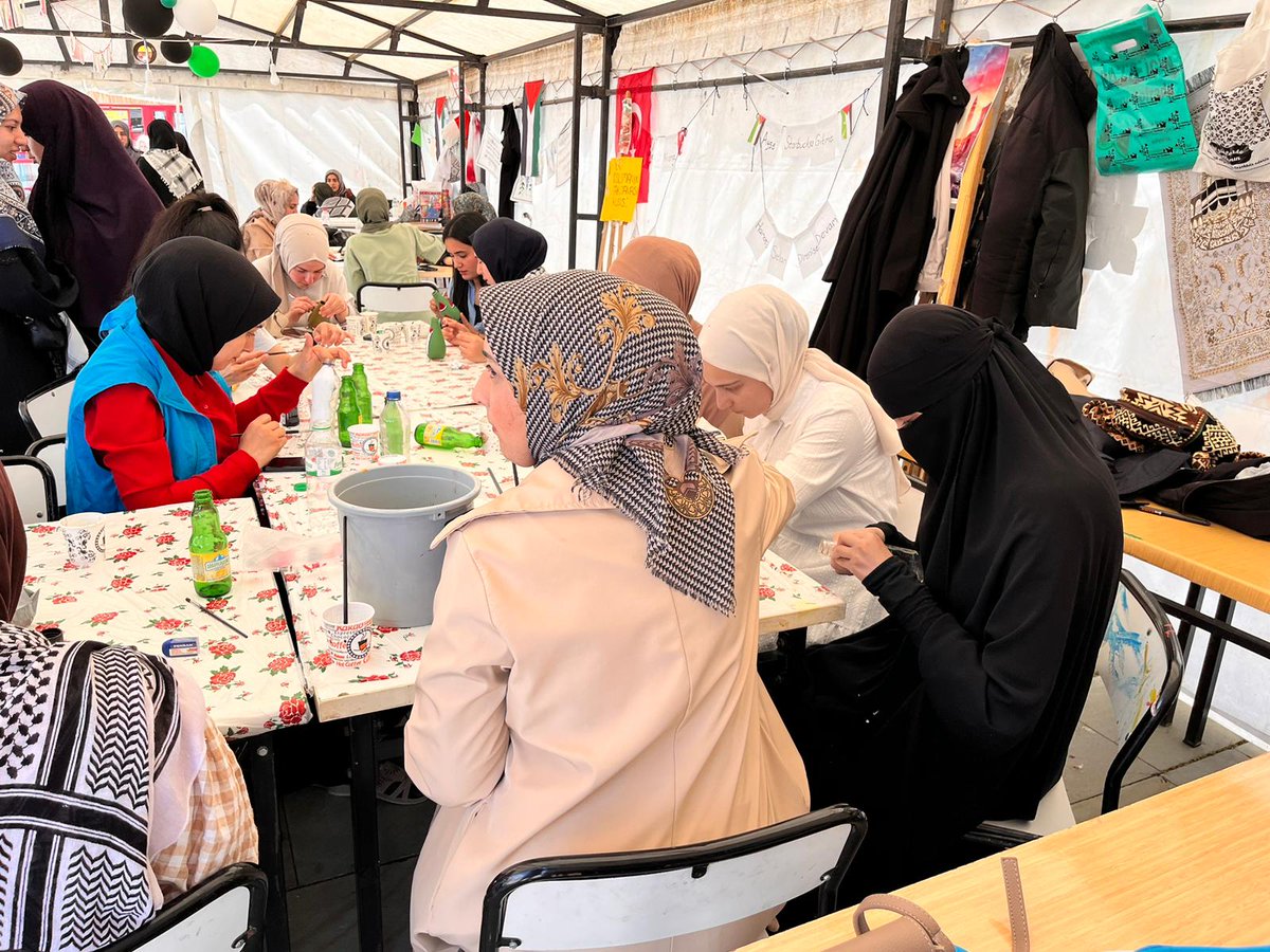 📌 YYÜ #GençOfis
Yüzüncü Yıl Üniversitesi öğrencileri tarafından Filistin'e destek amacıyla kurulan çadıra El Sanatları eğitmenlerimiz ve gençlerimizle birlikte destek olduk.
#GSBGM