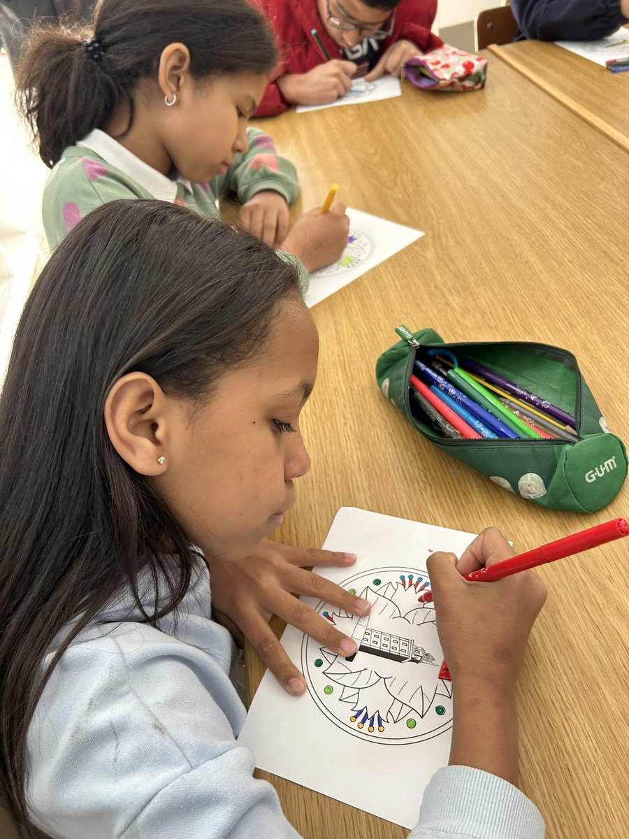 Alumnado da ESO levou a cabo na #BibliotecaZorelle 
un obradoiro de mandalas para os nenos e nenas de 4 de primaria para afondar no legado de #LuisaVillalta #LetrasGalegas2024 #peerlearning
🙏🏻Grazas á Eva, titora de 4, e a Isa, profe de PT, pola organización‼️