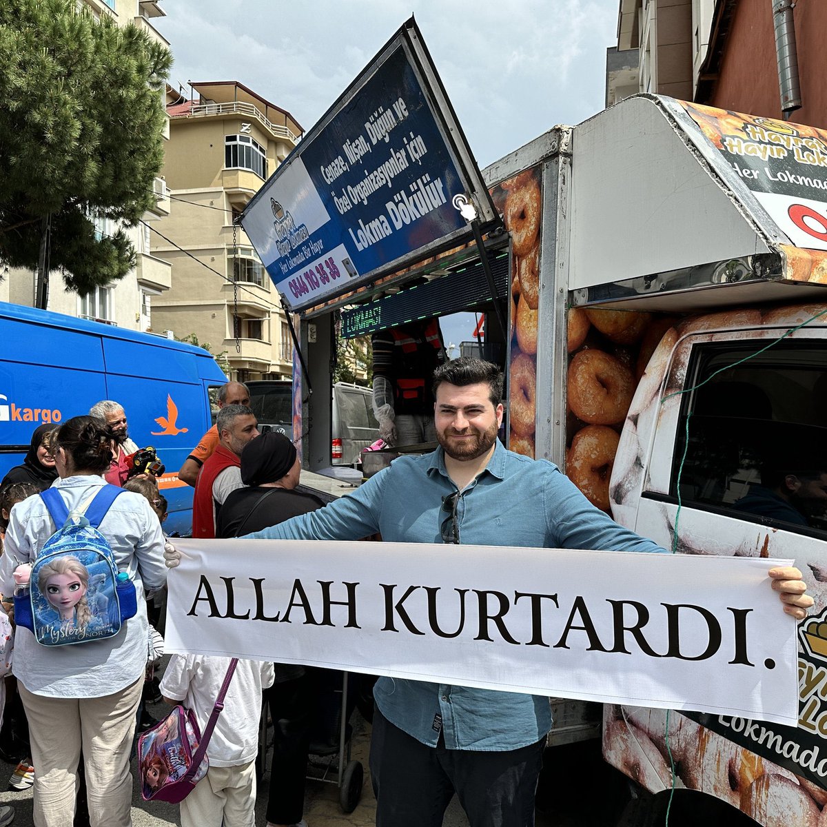 İstanbul Maltepe'de sevgilisinden ayrılan bir kişi, 'Allah kurtardı' diyerek lokma döktürdü.