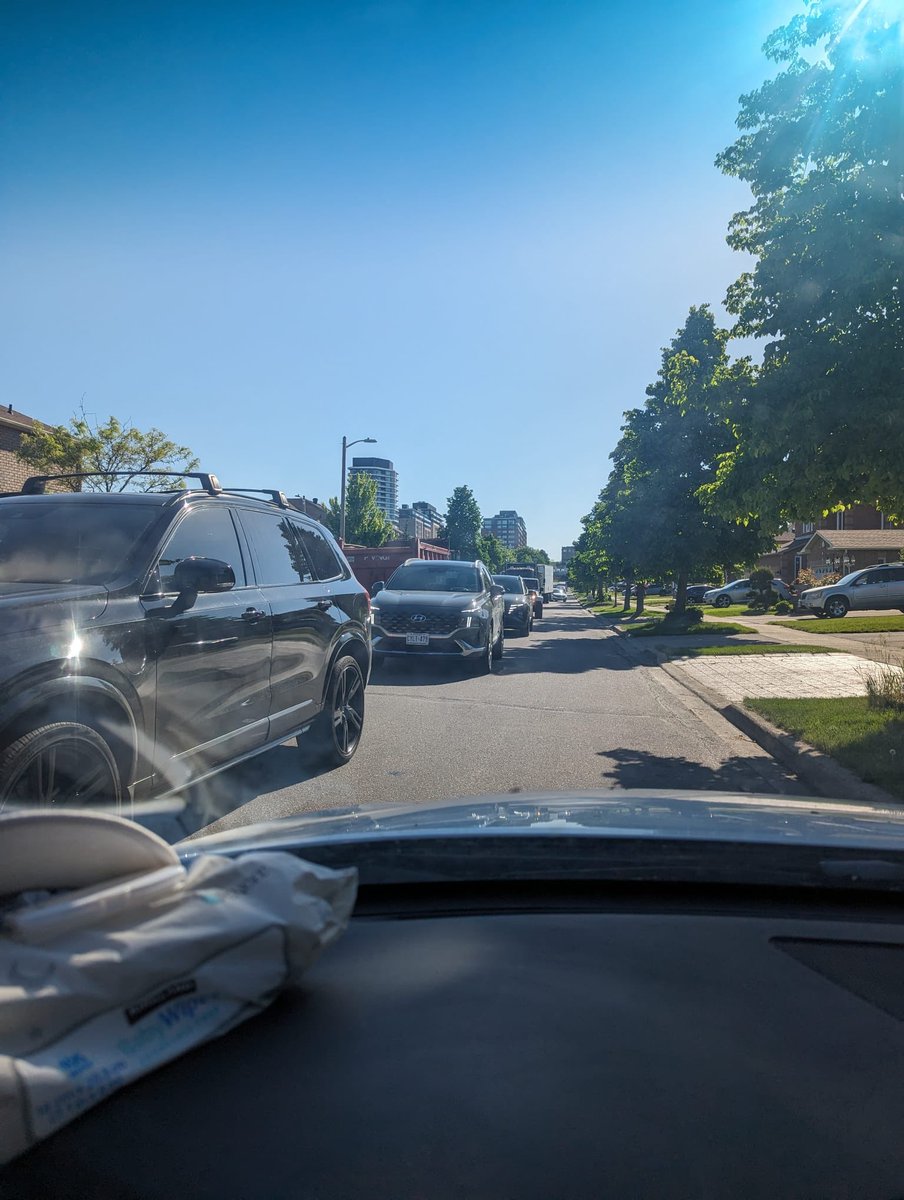 BarbaraReport's tweet photo. @City_of_Vaughan Brilliant planning. Divert everyone through a tiny subdivision.

Better signage for detours please! https://t.co/cARSavt7QO