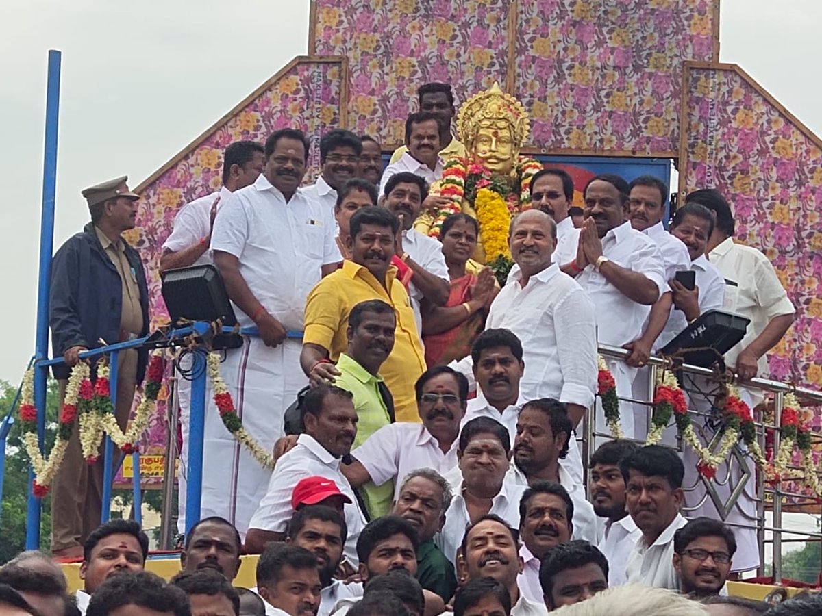 AIADMKOfficial's tweet photo. சூரிய குல சத்திரியர் வம்சமாக போற்றப்படுபவரும்; முத்தரையர் இனத்தின் குலதெய்வக் கடவுள்களில் ஒருவருமான பேரரசர் பெரும்பிடுகு முத்தரையர் அவர்களின் 1349-ஆவது சதய விழாவை முன்னிட்டு இன்று காலை (23.5.2024 - வியாழக் கிழமை), திருச்சி ஒத்தக்கடையில் அமைந்துள்ள பேரரசர் பெரும்பிடுகு முத்தரையர் அவர்களுடைய திருஉருவச் சிலைக்கு, அனைத்திந்திய அண்ணா திராவிட முன்னேற்றக் கழகத்தின் சார்பில், கழக அமைப்புச் செயலாளரும், முன்னாள் அமைச்சருமான திருமதி S. வளர்மதி, கழக எம்.ஜி.ஆர். இளைஞர் அணிச் செயலாளம், முன்னாள் அமைச்சருமான திரு. N.R. சிவபதி, கழக அமைப்புச் செயலாளர் திரு. T. ரத்தினவேல், Ex. M.P., திருச்சி புறநகர�� வடக்கு மாவட்டக் கழகச் செயலாளரும், முன்னாள் அமைச்சருமான திரு. M. பரஞ்ஜோதி, திருச்சி புறநகர் தெற்கு மாவட்டக் கழகச் செயலாளர் திரு. ப. குமார், Ex. M.P., திருச்சி மாநகர் மாவட்டக் கழகச் செயலாளர் திரு. J. சீனிவாசன், அனைத்துலக MGR மன்ற இணைச் செயலாளரும், முன்னாள் அமைச்சருமான திரு. T.P. பூனாட்சி, அனைத்துலக எம்.ஜி.ஆர். மன்ற இணைச் செயலாளர் திரு. R.P. மருதராஜா, Ex. M.P., கழக எம்.ஜி.ஆர். இளைஞர் அணி இணைச் செயலாளர் திரு. பொ���். செல்வராஜ், திருச்சிராப்பள்ளி நாடாளுமன்றத் தொகுதி கழக வேட்பாளர் திரு. P. கருப்பையா, பெரம்பலூர் நாடாளுமன்றத் தொகுதி கழக வேட்பாளர் திரு. N.D. சந்திரமோகன், முன்னாள் சட்டமன்ற உறுப்பினர்களான திரு. செல்வராஜ், திரு. சந்திரசேகர், திருமதி பரமேஸ்வரி முருகன், திரு. சின்னச்சாமி உள்ளிட்ட கழக நிர்வாகிகள் மாலை அணிவித்து மரியாதை செலுத்தினார்கள். இந்நிகழ்ச்சியில், திருச்சி மாநகர், திருச்சி புறநகர் வடக்கு, திருச்சி புறநகர் தெற்கு ஆகிய மாவட்டங்களைச் சேர்ந்த நிர்வாகிகளும், கழக உடன்பிறப்புகளும் பெருந்திரளான அளவில் கலந்துகொண்டு மரியாதை செலுத்தினர்.