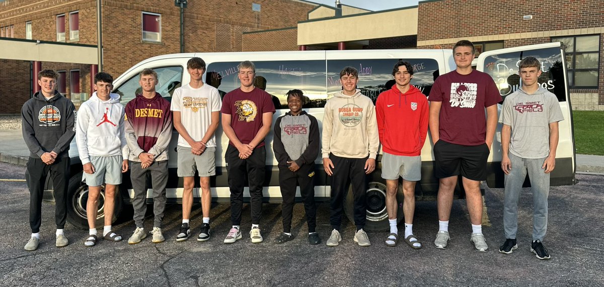 RoxyFast's tweet image. Good luck at State  Track Bulldogs! 🐾 
@KadynFast