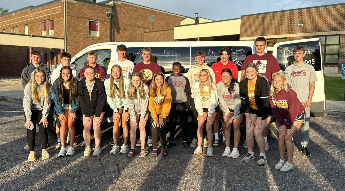 RoxyFast's tweet image. Good luck at State  Track Bulldogs! 🐾 
@KadynFast
