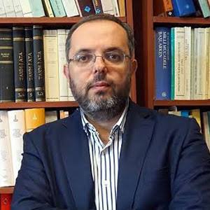 MSÜ rektörü Prof. Erhan Afyoncu:

'Türkiyeli, Türkiye vatandaşı, Türkiye bayrağı ifadelerinin kullanılması baştan sona yanlıştır. Târihe ve anayasamıza göre Türk ve Türk bayrağı deriz. Unutmayın, her şey gelip geçer, Türklük bâkî kalır.'