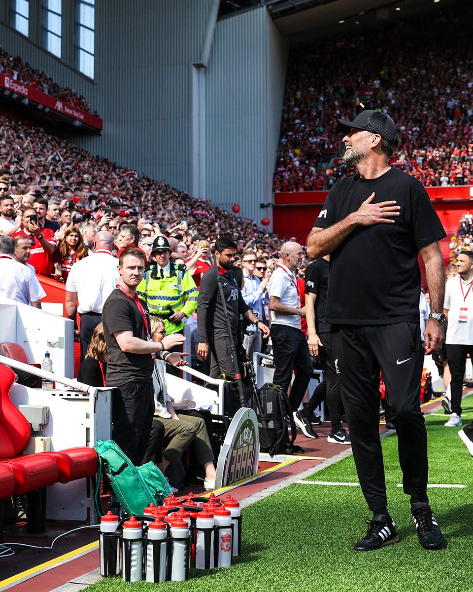 brfootball's tweet photo. Nine years ago, Jürgen Klopp said goodbye to Dortmund. 

A few days ago, he said goodbye to Liverpool. 

Beloved wherever he goes ❤️ https://t.co/lzkPI6s8AC