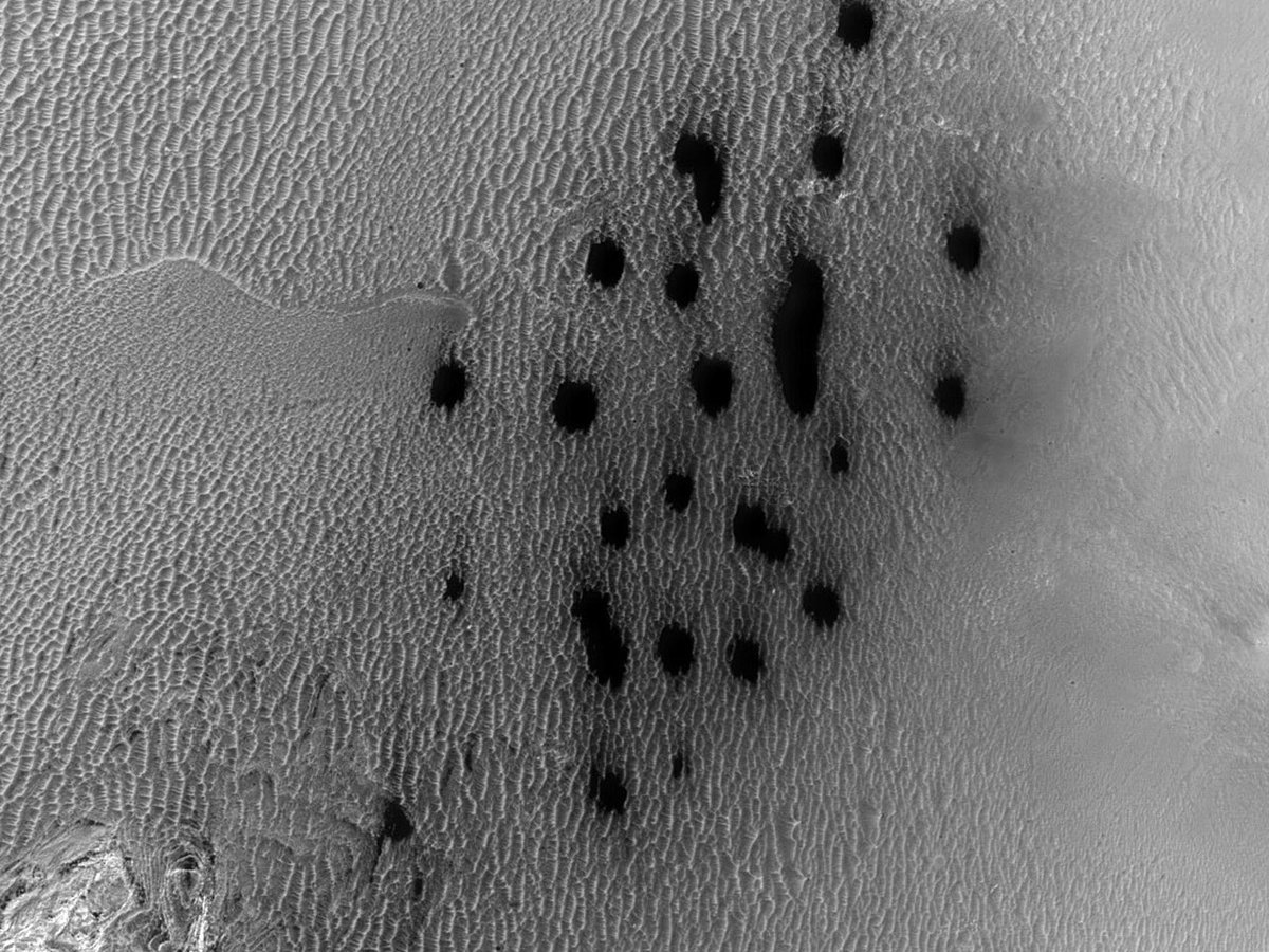 HiRISEWelsh's tweet image. Smotiau Tywyll ar Lawr Ceudwll sydd i'r Gorllewin o Geudwll Schiaparelli

rhif: ESP_051851_1760
dyddiad caffael : 18 Awst 2017 
uchder: 267 km

uahirise.org/hipod/cy/ESP_0…
NASA/JPL-Caltech/UArizona
#Mars #NASA #Cymraeg #Cymru #Welsh