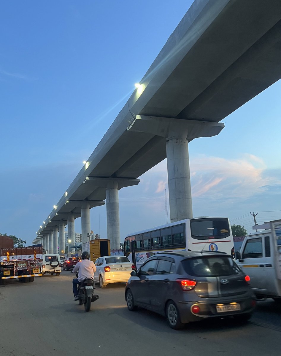 CMRL 🙏
When other agencies in the city from Chennai Corporation to NHAI are not even putting all the streetlights to use, CMRL setting up lights on Viaducts!! #Chennai #CMRL