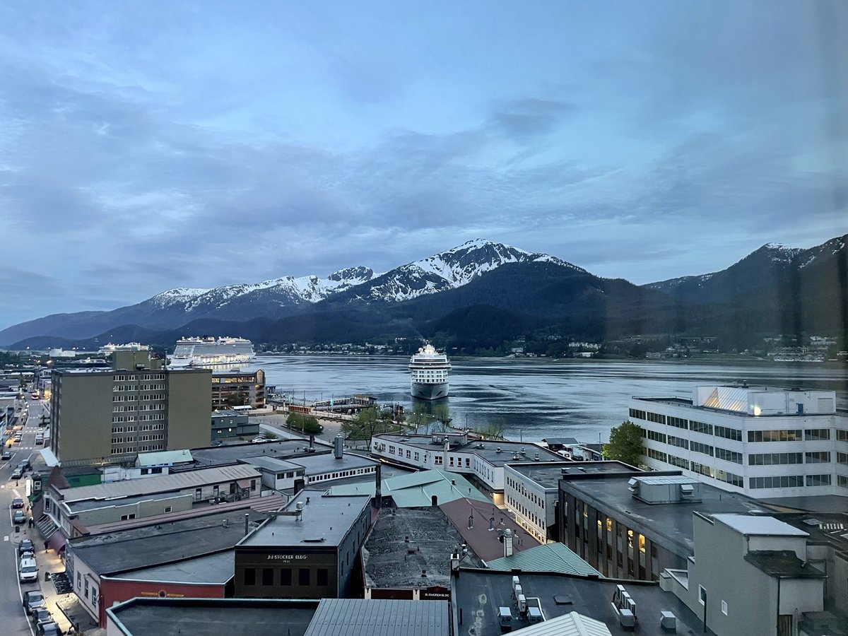 One year ago today, we left for our Alaskan honeymoon Gonna make a thread day by day of our trip! First day: layover in Seattle and Juneau arrival That photo of Juneau is at 10pm 😳