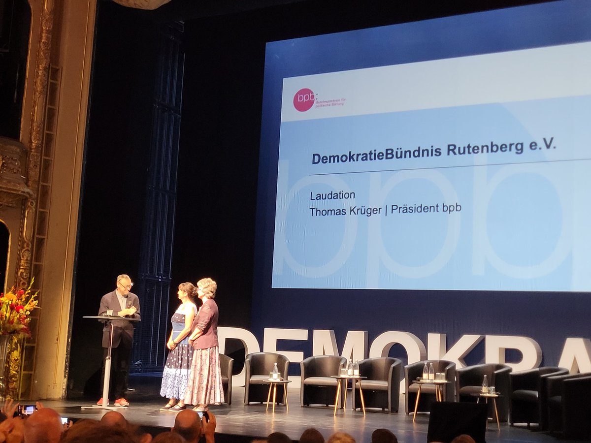 ultras_gg's tweet photo. Danke an das DemokratieBündnis #Rutenberg e.V. Sie wurden auch für ihre #Demokratie und #Toleranz arbeit ausgezeichnet. #75JahreGrundgesetz https://t.co/Ii83qTexa2