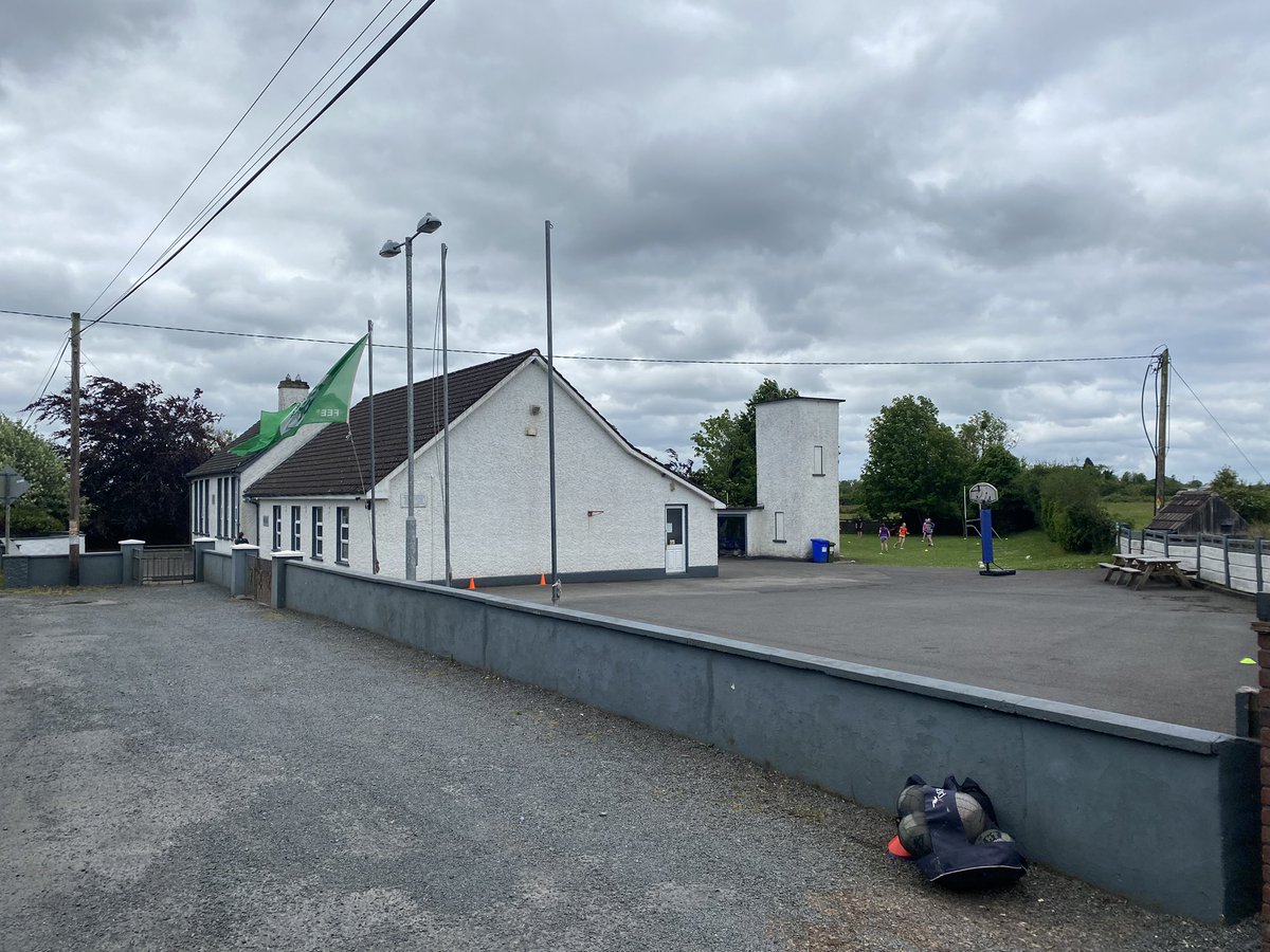 Primary school coaching in Kingsland NS this morning. 2 past pupils will be representing our county tomorrow evening in the Connacht U-17 final in Hyde park 👏👏 💛💙💛💙#rosgaa