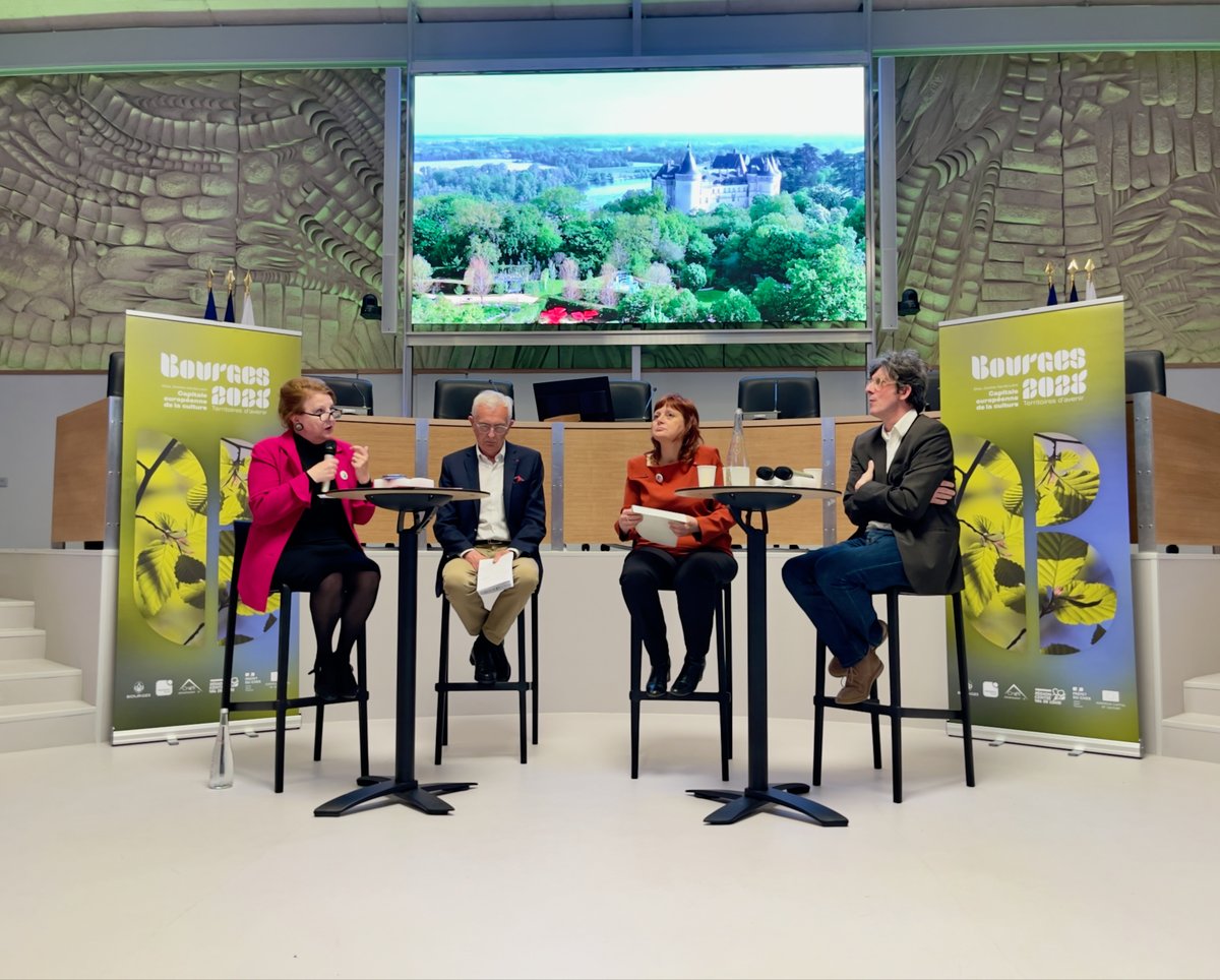 RCValdeLoire's tweet photo. 👥 Le Président @fbonneau, la VP déléguée à la #culture @DelphineBenassy et le Maire de Bourges @yanngalut ont dévoilé le calendrier qui nous mènera jusqu'à @Bourges2028 ⏳🗓️

2/3 ⤵️ https://t.co/8QVnAgcLKm