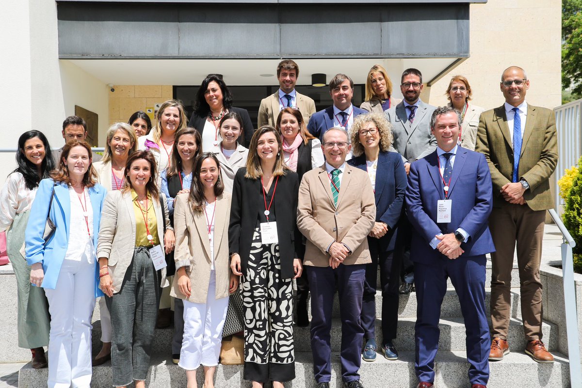 FomentoEdu's tweet photo. En este mes de mayo, más de 70 profesores y profesoras de Primaria de @FomentoEdu participaron en la Jornada de formación de Lengua en la que se presentó el nuevo libro.

Seguimos aprendiendo, investigando y creando nuevos proyectos que impulsen la innovación educativa. https://t.co/68iFcGOUeG