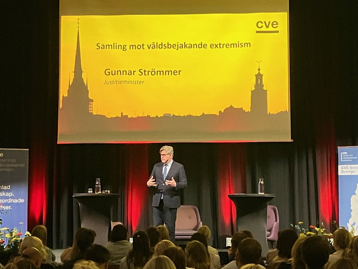 CVE_se's tweet image. Gunnar Strömmer, justitieminister @Justitiedep, är en av talarna på årets konferens och presenterade under torsdagen regeringens satsningar mot våldsbejakande extremism. I början av 2024 lanserades en ny samlad nationell strategi mot både våldsbejakande extremism och terrorism.