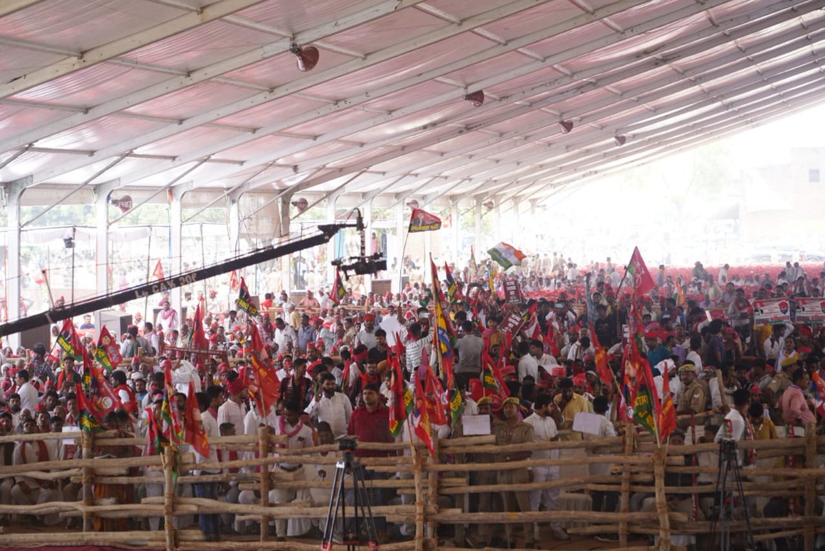 माननीय राष्ट्रीय अध्यक्ष समाजवादी पार्टी श्री अखिलेश यादव जी ने जौनपुर 73 लोकसभा में समाजवादी पार्टी के प्रत्याशी श्री बाबू सिंह कुशवाहा  जी पूर्व मंत्री  के समर्थन में आयोजित जनसभा में जनता से वोट अपील की।

PDA कह रहा एक ही बात,
भाजपा सरकार को देंगे मात।