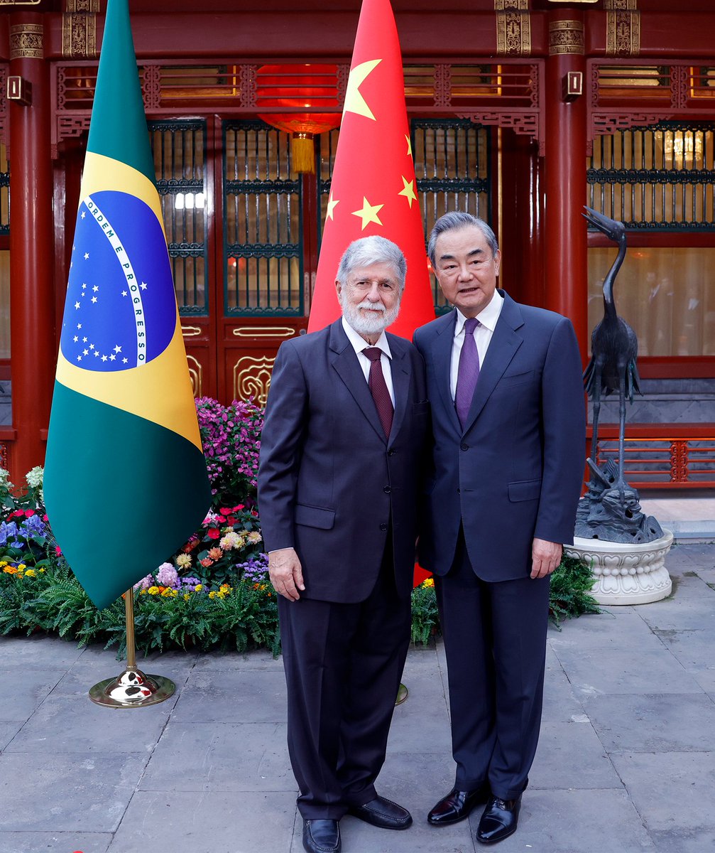 FM Wang Yi met with Chief Advisor to the President of Brazil Celso Amorim. The two sides had an in-depth exchange of views on pushing for the political settlement of the Ukraine crisis and calling for the deescalation of the situation, and reached the following common