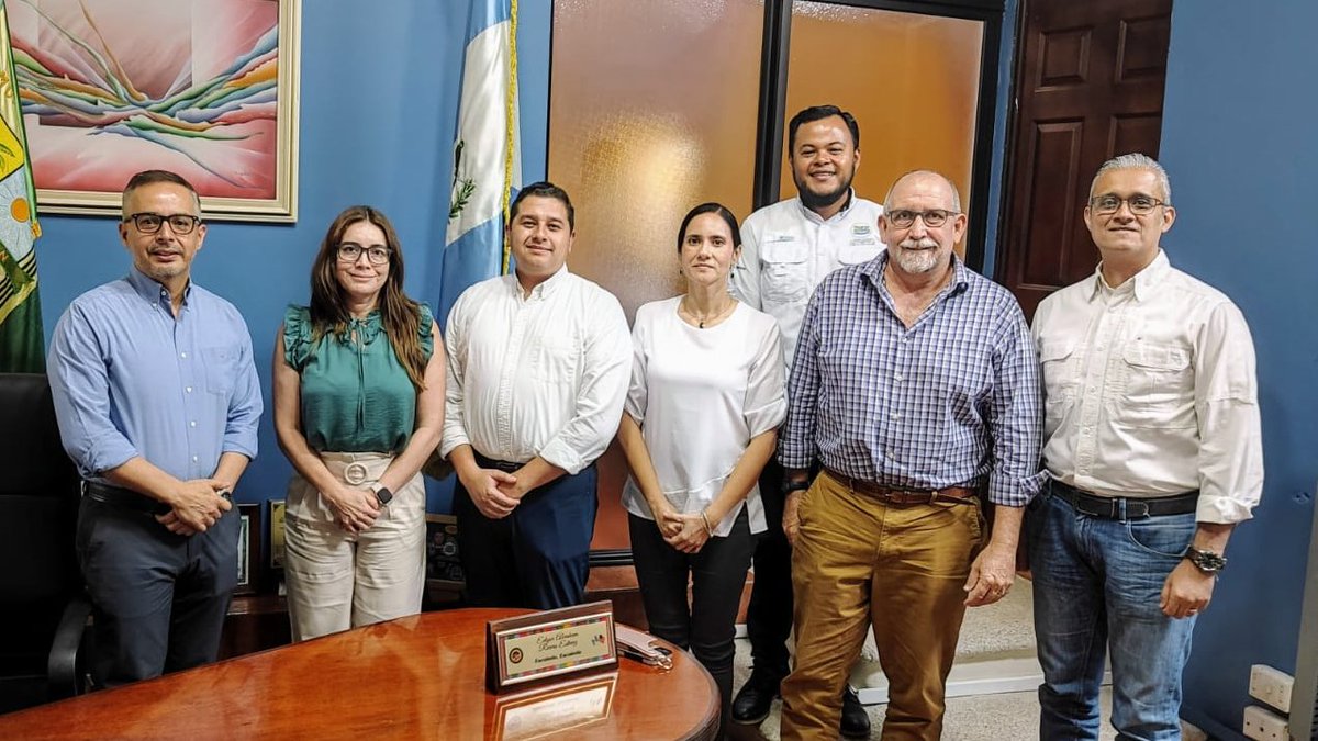 Visita al Alcalde de Escuintla Abraham Rivera, presentando el proyecto "Ciudades Inteligentes y Seguras" financiado con fondos de la Agencia de los Estados Unidos para el Desarrollo Internacional USAID, el cual será implementado en este municipio.