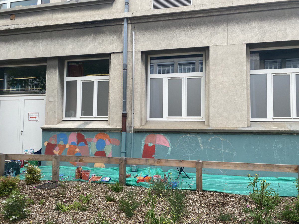 #Lyon #Education Félicitations aux élèves de l'école maternelle Condorcet #Lyon3 qui ont réalisé ce matin une fresque guidés par l'artiste Shab Des oeuvres qui valorisent aussi la particularité de l'école de proposer des classes en #LSF Immense 👏aux équipes pédagogiques
