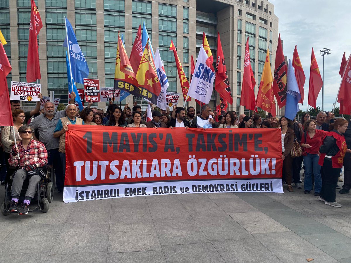 📍 İstanbul 1 Mayıs'ta Taksim iradesine sahip çıktığı için üçüncü dalga operasyonları ile 2 gün önce gözaltına alınan, üçü yoldaşımız olan arkadaşlarımızın tamamı savcılık tarafından tutuklamaya sevk edildi. Çağlayan Adliyesi'nde Istanbul Emek ve Demokrasi Güçleri olarak