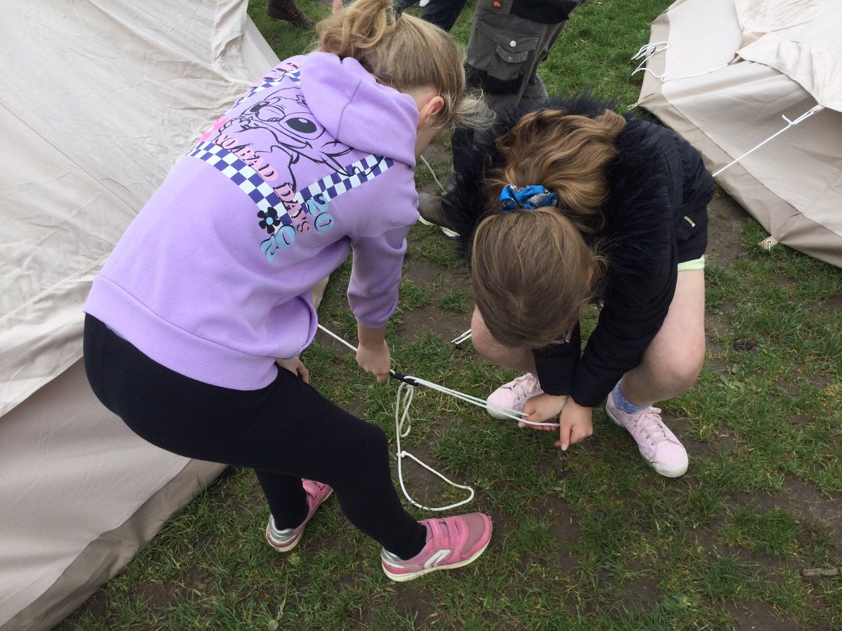 ThamesideSch's tweet photo. Fantastic teamwork shown by Year 4 to put up our tents this morning. ⛺️⛺️⛺️⛺️⛺️⛺️#lionstps  #leopardstps #belongingtps https://t.co/ZzWuo27RSw