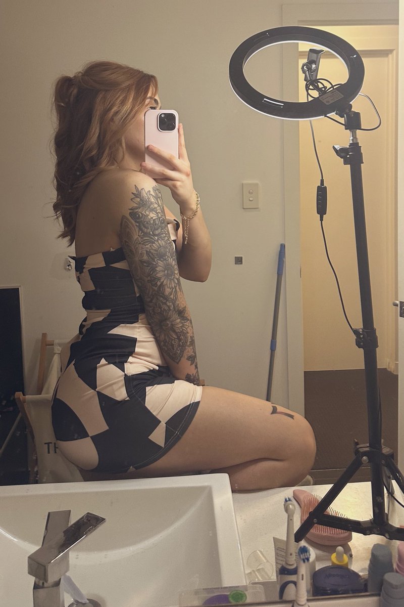 ExclusiveEmx's tweet photo. does my 🍑 look good x https://t.co/cz8sWWMtWq