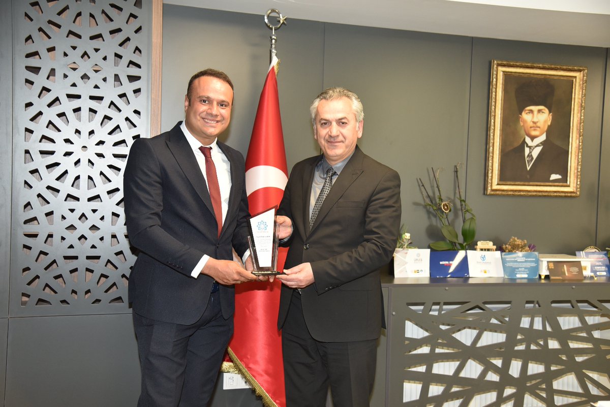 İl Müdürümüz Murat Yiğit, Borsa İstanbul Özel Eğitim Uygulama Okulu I. Kademe öğrencimizin İlk Yardım Eğitim Merkezimizde aldığı eğitimle Heimlich Manevrası uygulayarak hayatını kurtaran Müdür Yardımcısı İbrahim Şen’e plaket takdiminde bulundu.