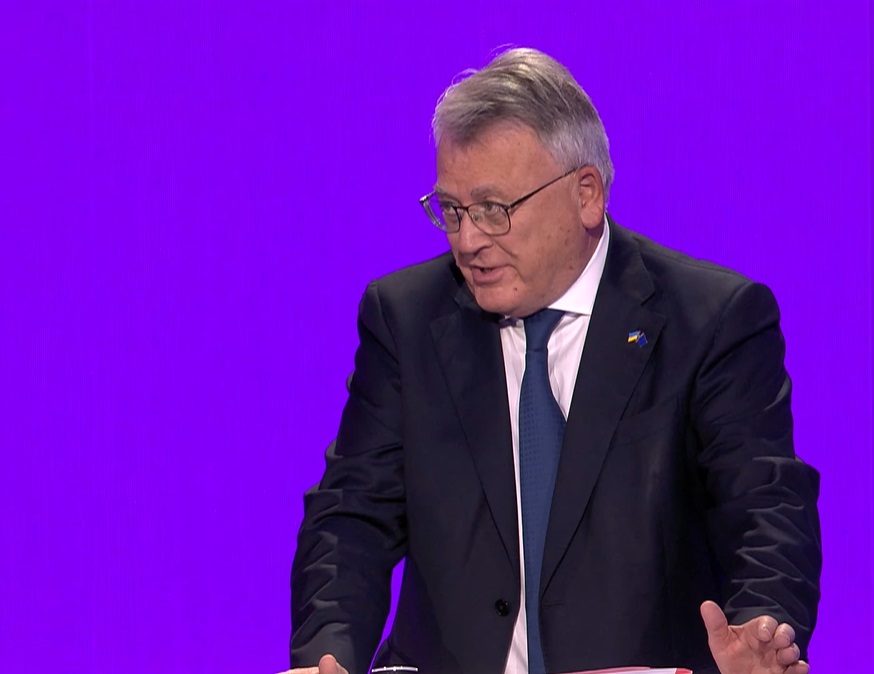 PES_PSE's tweet photo. Nicolas Schmit: "Climate policy is not opposed to economic growth, it can generate a new type of sustainable growth, but we need to mobilise the necessary ressources, involving social partners, so everyone wins from it"
#EurovisionDebate #EBUDebate https://t.co/AiDJ3bmidh