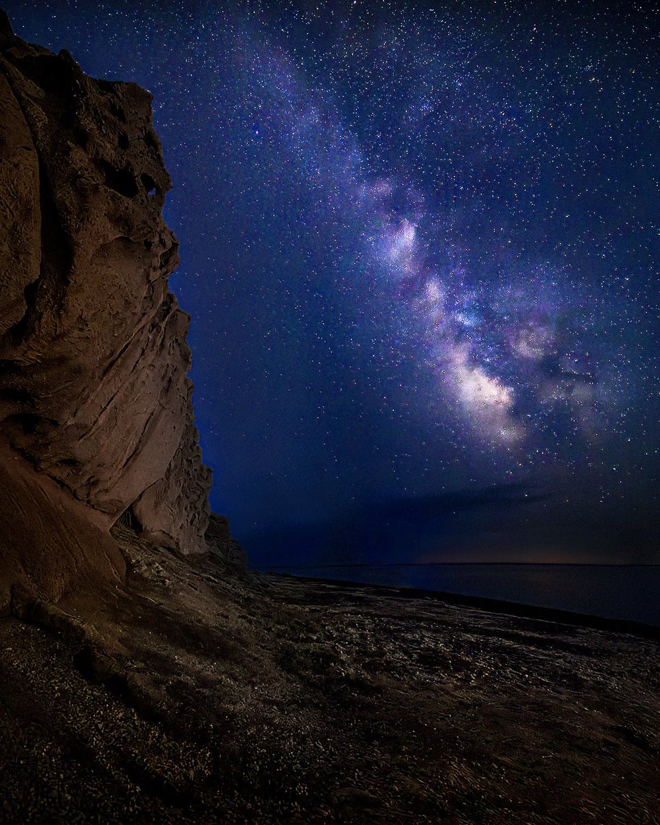 The Milky Way rising over the cliffs at Vlychada Beach on the south side of Santorini Island in Greece. 🇬🇷 #milkyway #santorini