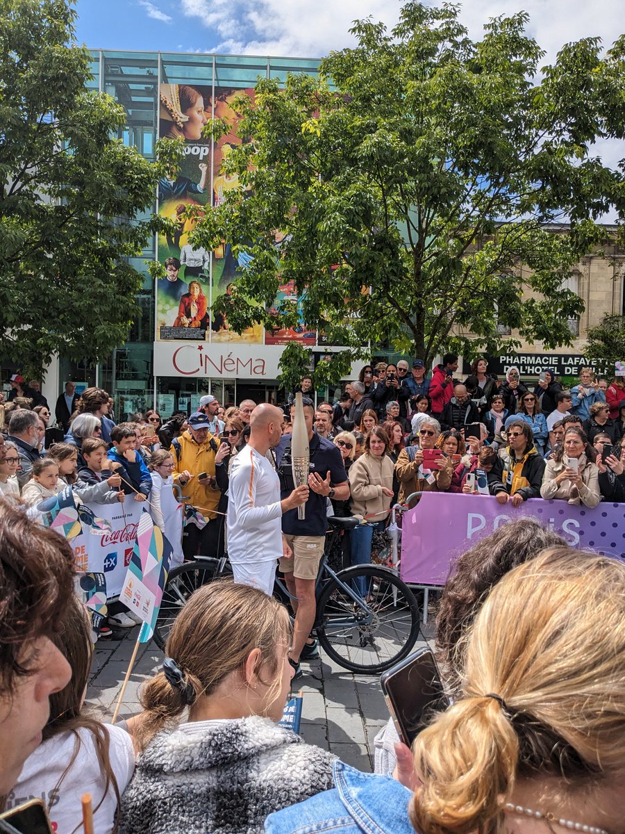 ClaraMarchaud's tweet photo. En restant sur le thème du sport (#sanstransition), j'arrive à la librairie Encre Blanche de Pessac en même temps que la flamme olympique pour présenter mon livre. Je n'attends pas autant de monde à 18h30 mais venez nombreux ! #ukraine https://t.co/HyZoJg8EBF