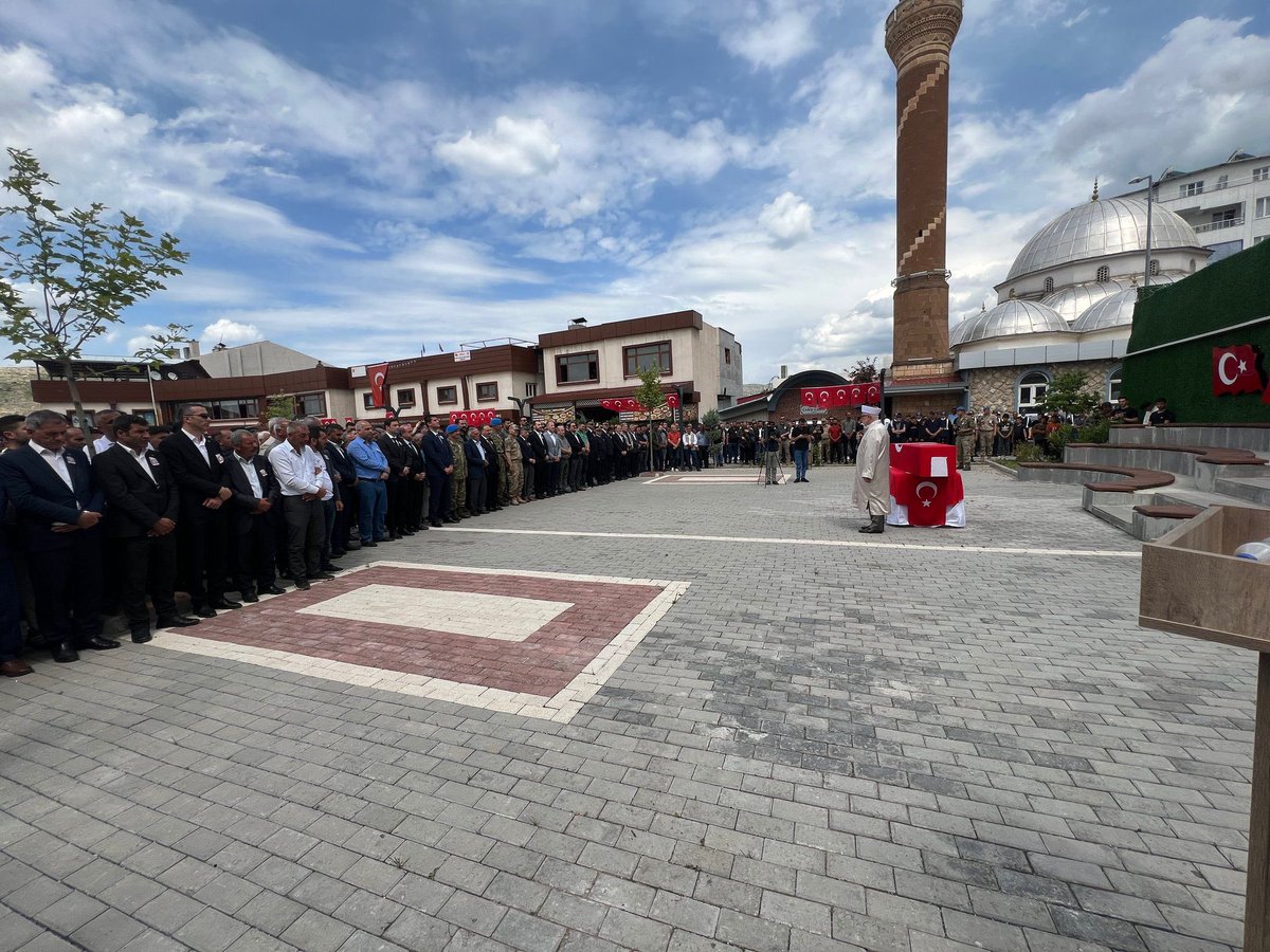 Yönetim Kurulu Başkan Vekilimiz Sn. @focalapkulu, Pençe-Kilit Harekat bölgesinde şehit olan hemşehrimiz Yahya Yıldız için Eruh’ta düzenlenen cenaze törenine katıldı. Hemşehrimiz Yahya Yıldız’a Allah’tan rahmet; ailesine, yakınlarına başsağlığı ve sabır diliyoruz.