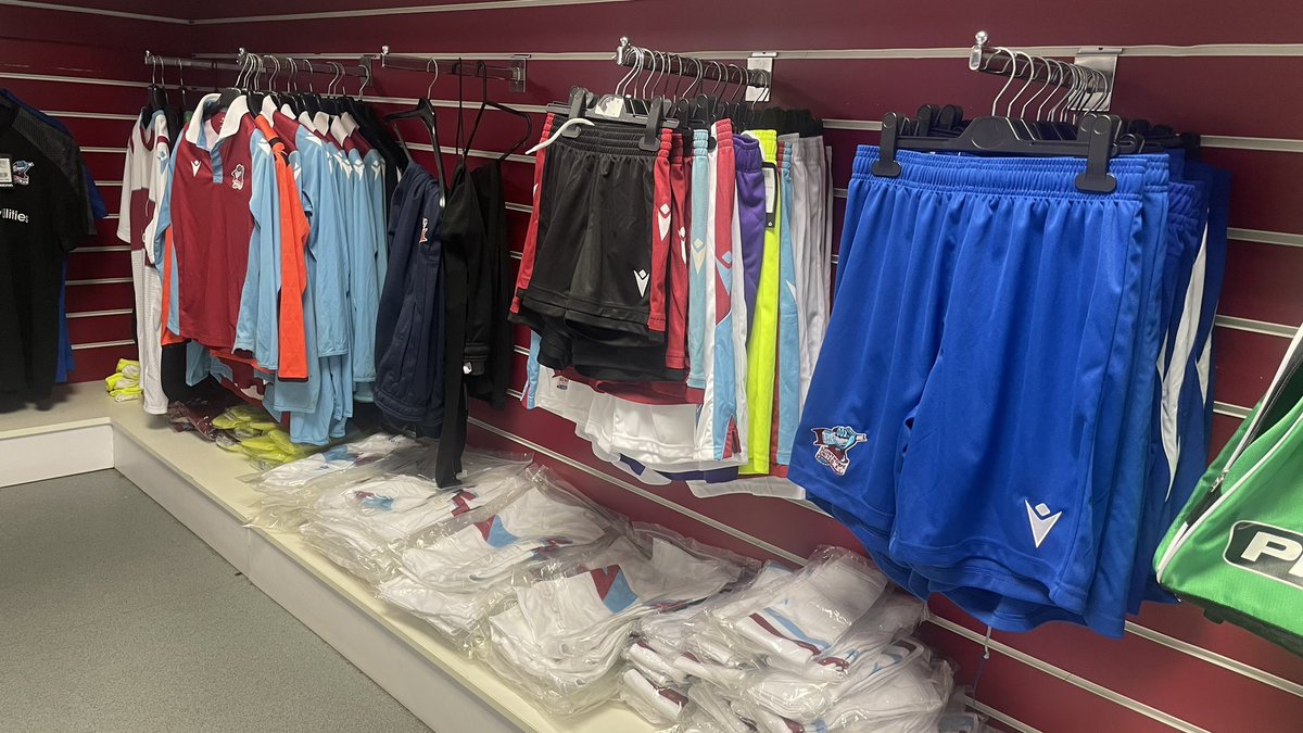 🏷✂️ 𝐒𝐀𝐋𝐄 We have a number of sale items available in-store, with ex-player kit (not last season’s), along with tagged items available to purchase. Prices start from £1! #UTI #IRON