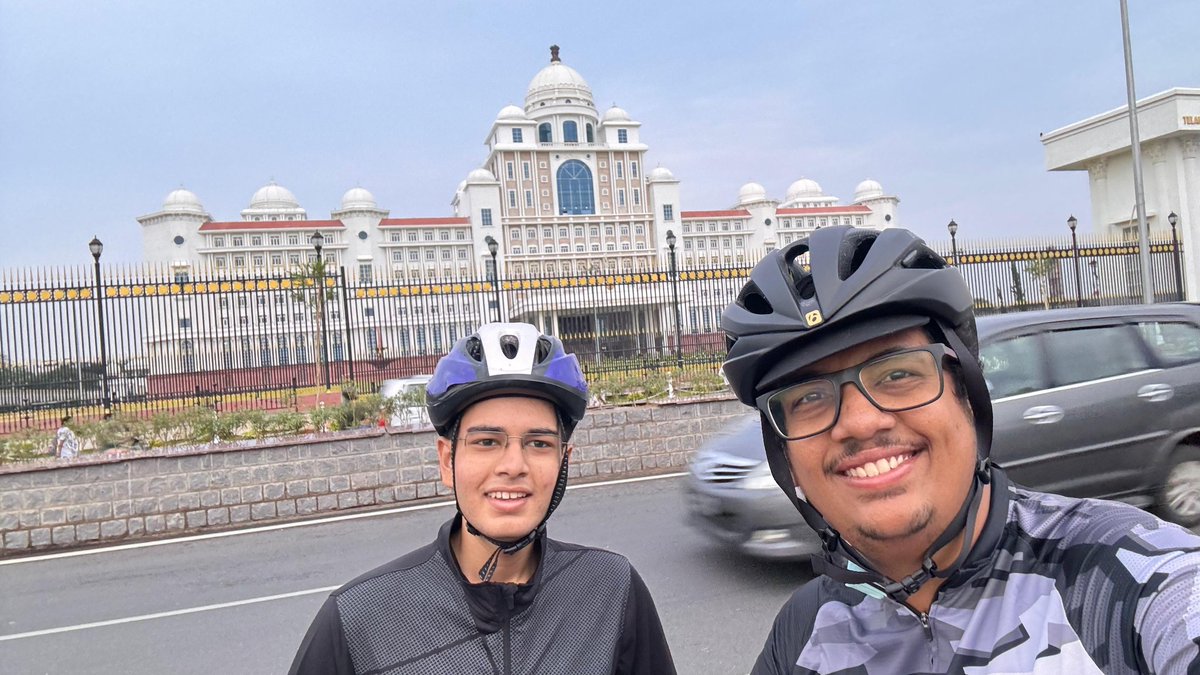 #HyderabadLovesCycling #HappyHyderabad cyclist ride to secretariat Telangana This ride is in support of a campaign about #ActiveMobility adoption in Hyderabad Walk < 1 km Bicycle < 5 km Public Transport > 5 km #HyderabadCyclingRevolution #CyclingCommunityOfHyderabad