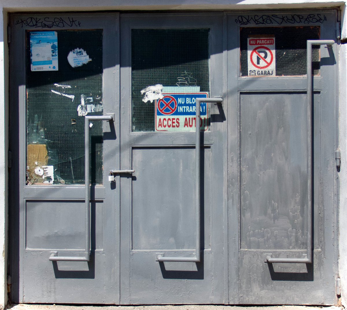 Interesting 1930s Art Deco garage doors, exhibiting the Rule of Three. Bucharest, Calea Calarasi area. #artdeco #garagedoor #ruleofthree #bucharest #balkans #southeasteurope #casedeepoca #valentinmandache