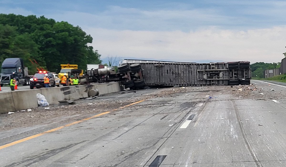 nyspolice's tweet photo. 🚨TRAFFIC ALERT🚨 I-87/NYS Thruway northbound from Exit 23 to 24 in Albany will remain CLOSED for investigation of a serious injury crash. Detours are in place. Seek alternate routes if possible. https://t.co/BRUJ4Halok