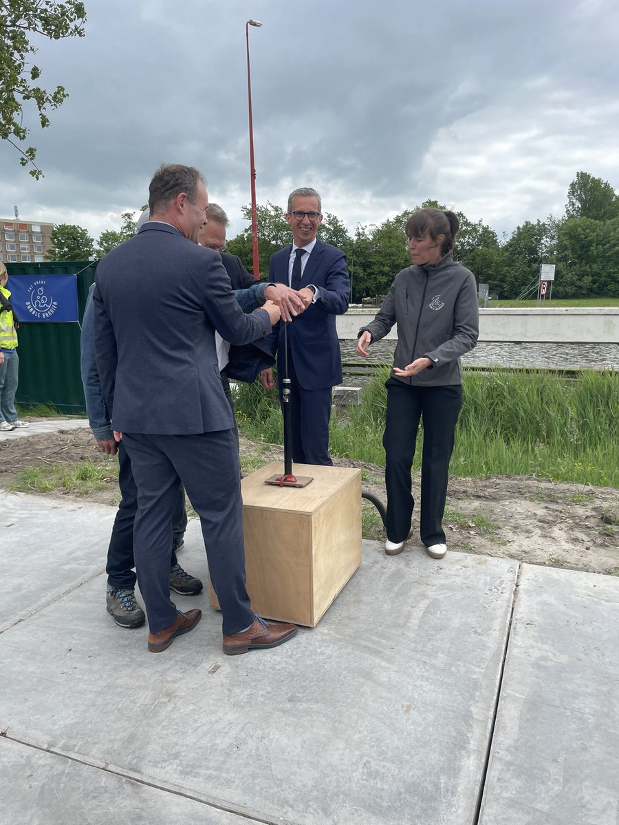 Vanmiddag aanwezig bij de opening van de Bubble Barrier in @Gem_Harlingen. De techniek van @Bubble_Barrier haalt het zwerfafval uit het boezemwater voordat het de Waddenzee instroomt. Op verzoek van @wetterskip wordt hierbij de invloed op de vismigratie van & naar zee onderzocht.