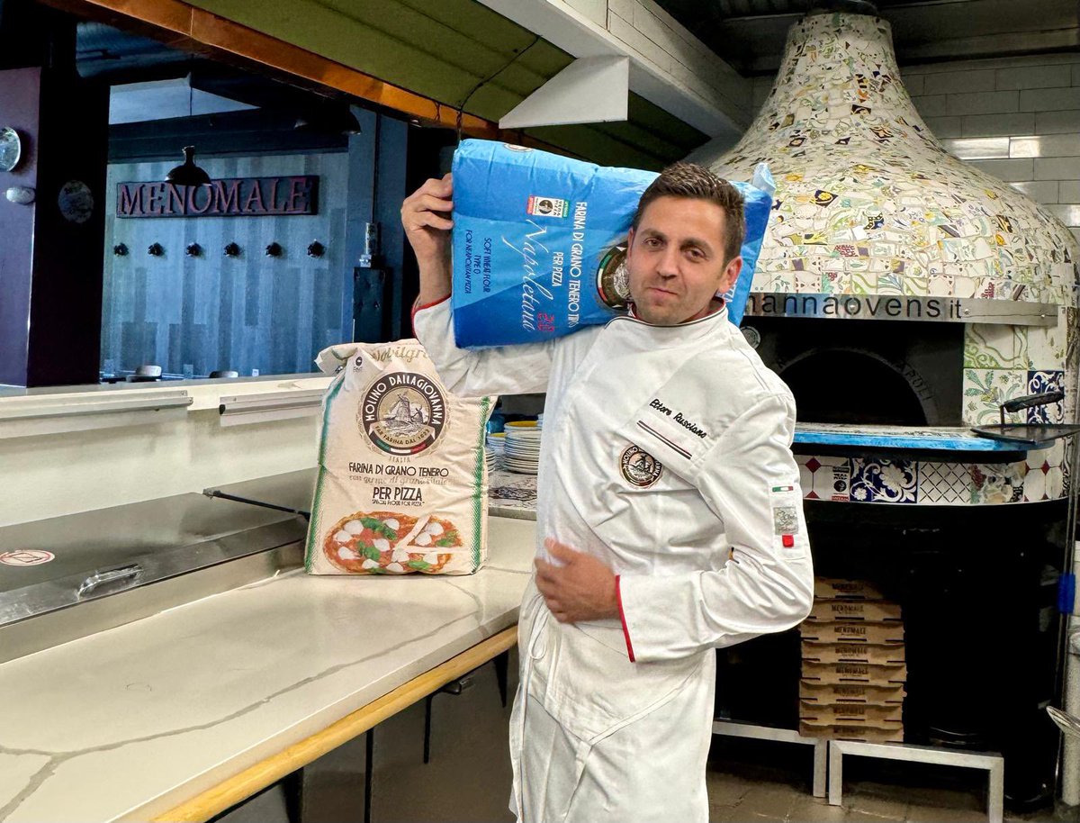 menomale_dc's tweet image. Master pizza chef, Ettore, has started working on the weekend batch of dough.  After the mixing phase, we’ll let it ferment for 48 hours for optimal digestion 💪 🌾 🕰️ #fermentation #pizzadough #menomaledc #dcpizza #dcfoodies #dmvfoodie