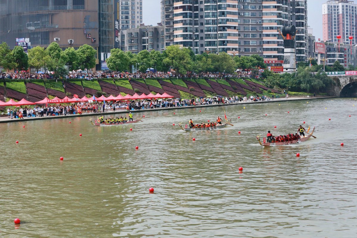 The dragon boats used in races in Huishui County are small and narrow. Each boat is decorated with a dragon head at the front and a dragon tail at the back and comprises a drummer, a helmsman and ten rowers. 📷 by Eyesnews #LandscapeViews #ExperienceTravel #CreativeArticles