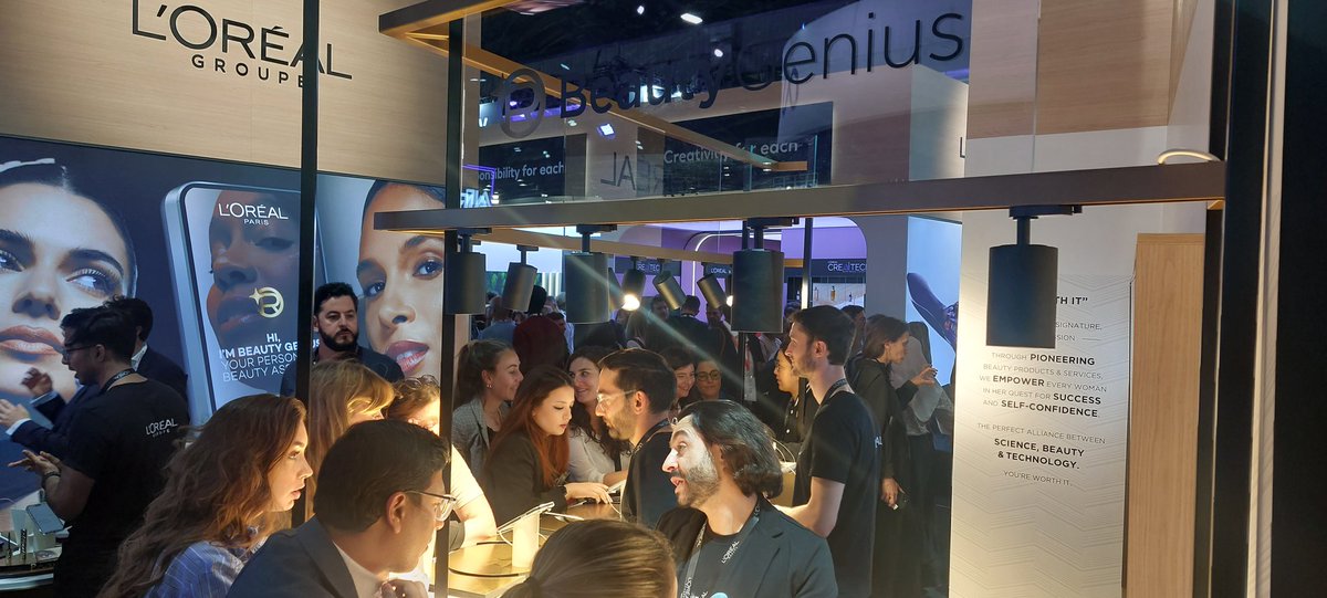 Sensory overload in Paris, some cool innovation. Algorithmic perfume from Scentronix <a href="/everyhuman/">HumanReality</a>, AI powered beauty recommendations with <a href="/lorealparisfr/">L'Oréal Paris France</a> and 3D on any screen and interactivity with <a href="/JCDecaux/">JC_tw</a>, and more <a href="/VivaTech/">VivaTech</a>. Think CES with French flair (&amp; macaron!)