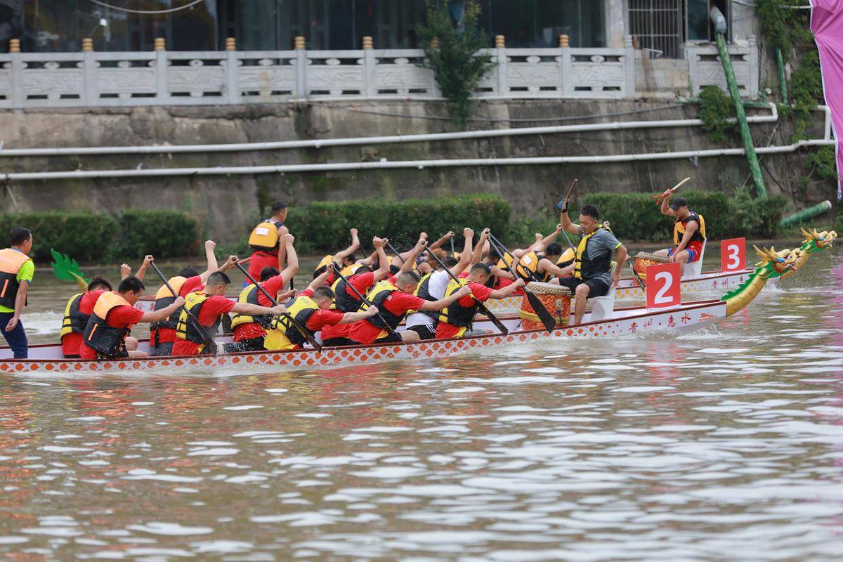 LiveinGuizhou's tweet photo. The races are divided into two categories: 200 m and 500 m straightaway races upstream. At the sound of the starting pistol, dragon boats would race through the water amid the loud music of drums and gongs and recurrent cheers.
π· by Eyesnews
#LandscapeViews #ExperienceTravel https://t.co/rrmmQjviVk