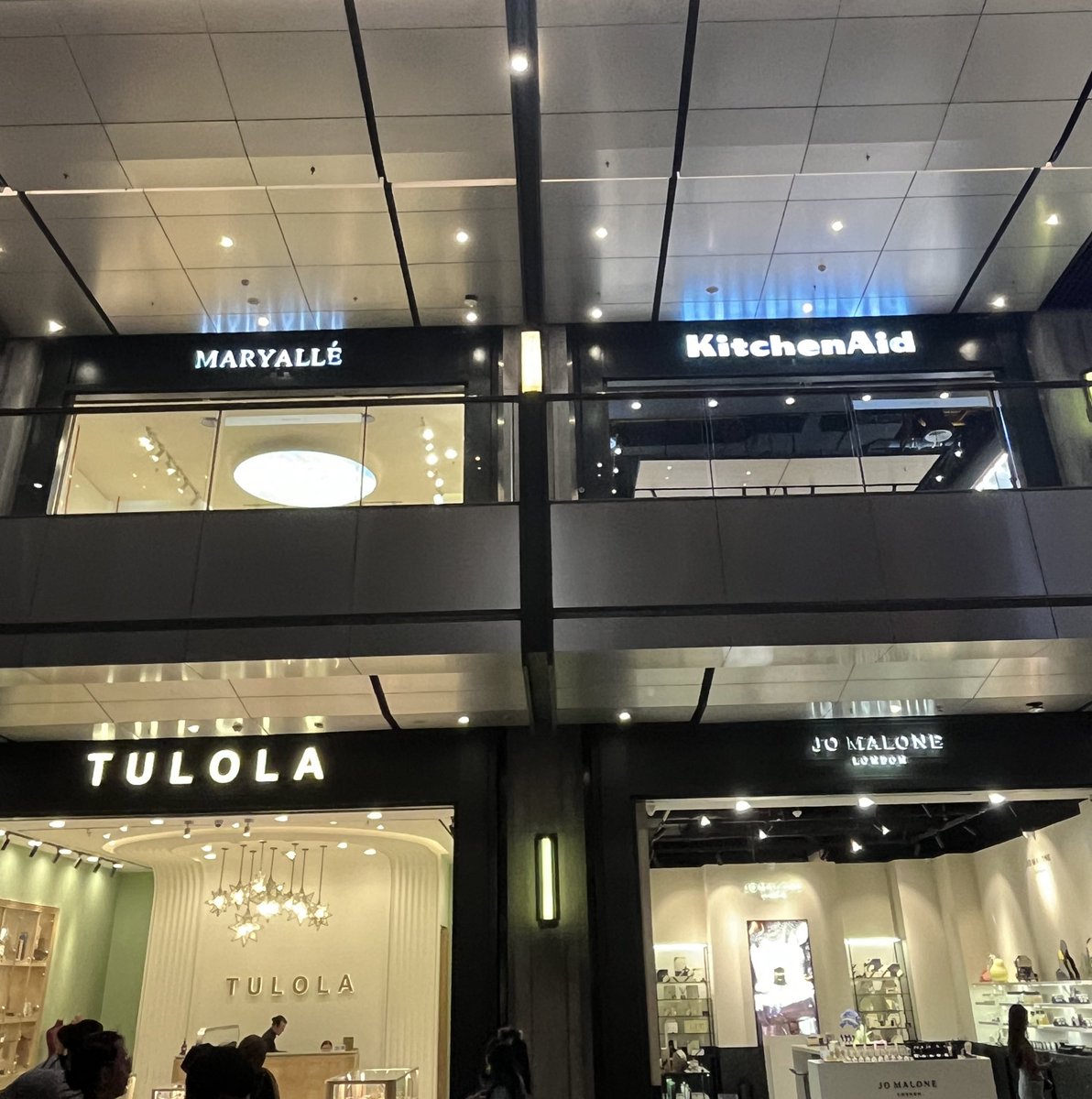 biasalahanakmud's tweet photo. sederhana tapi cuma Ashta yang bisa nyeragamin branding color semua tenantnya jadi white over black. https://t.co/L8Ar4xR4xh