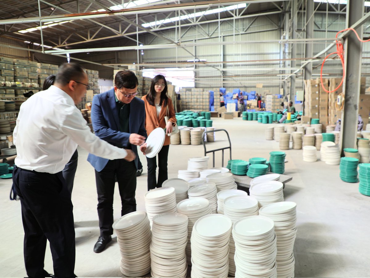 China_Amb_Zim's tweet photo. An impressive tour to Sunny Yi Feng Tiles Ltd. which boasts modernized factories and employs 1700 local workers. The company manufactures a myriad of products from ceramic tiles, cartons, to domestic porcelains, meeting the demands of both domestic and international market.👏 https://t.co/Tpc79iInlc
