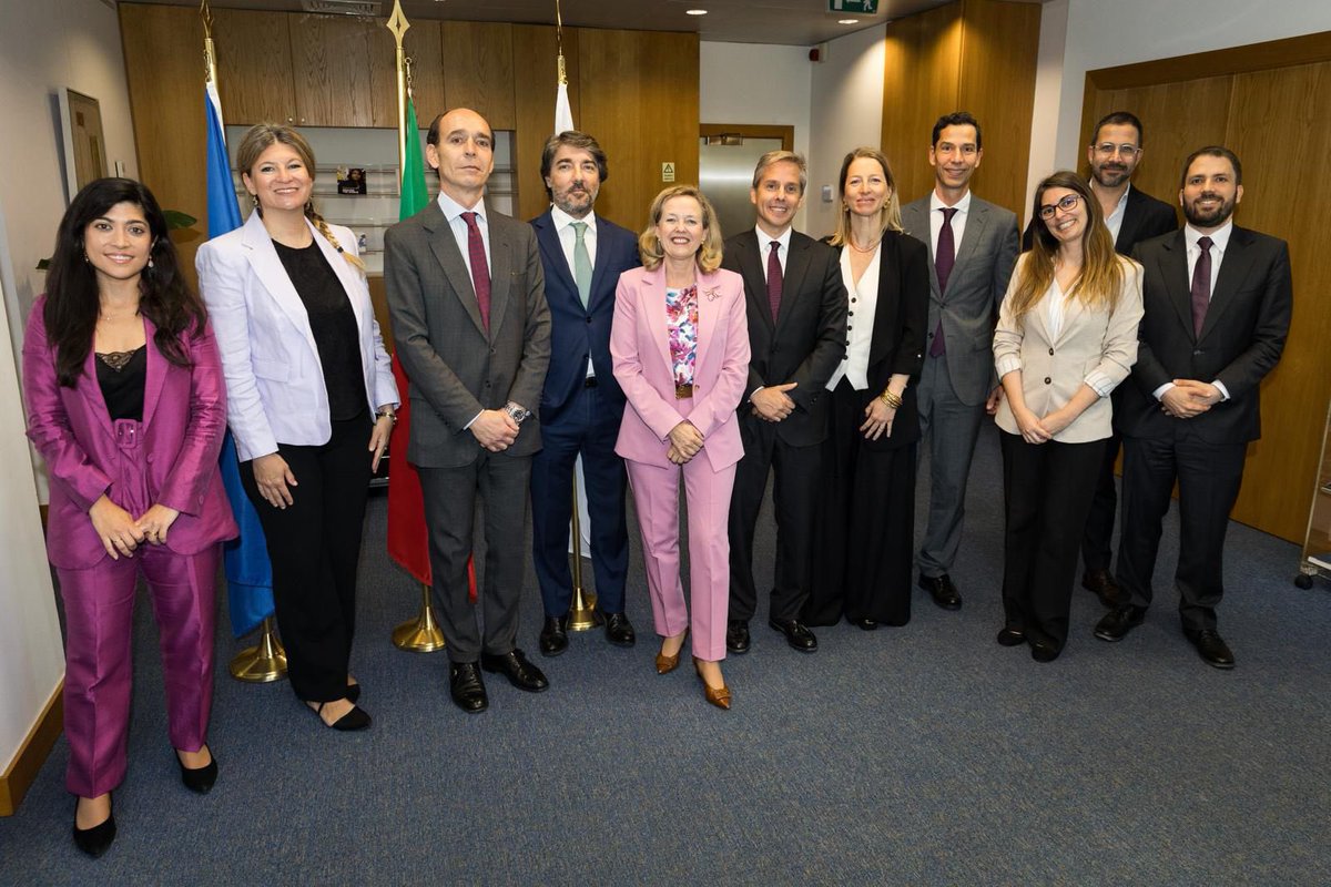 🇪🇺🇵🇹 A pleasure to meet colleagues at the @EIB Group office in #Lisbon. Your commitment on the ground to implement key investment projects is contributing to economic growth and benefiting the daily life of citizens in Portugal. Obrigada!