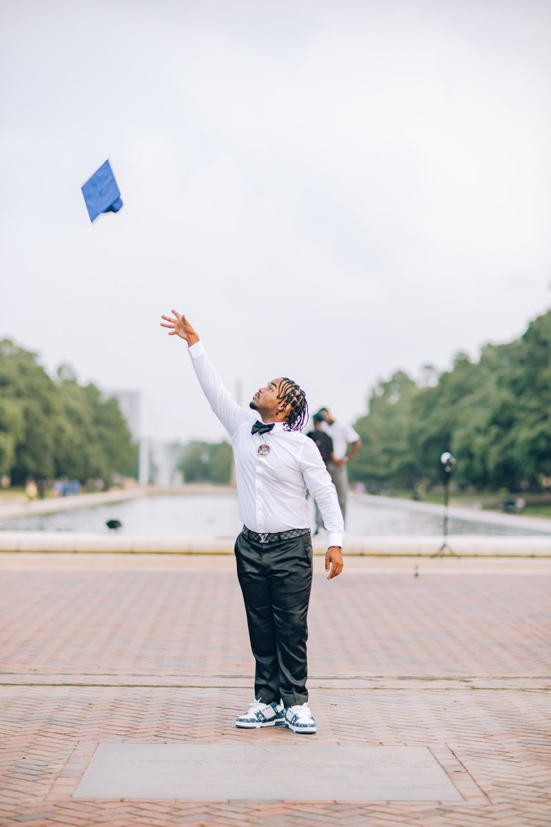 jacobycaldwell's tweet photo. onto the next chapter 🎓 https://t.co/Rika3iIjq3