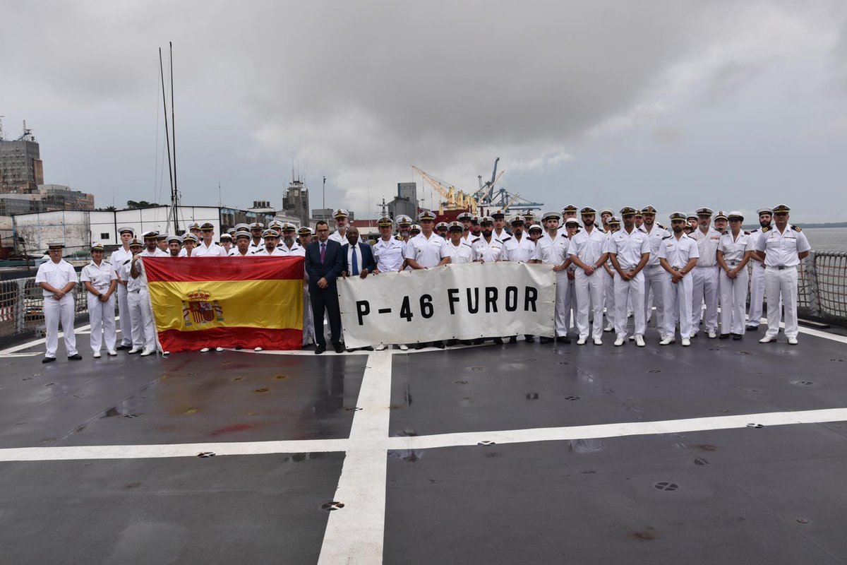 EmbEspCamerun's tweet photo. L'Ambassadeur García Lumbreras a accueilli le navire Furor 🚢 de la Marine espagnole à Douala, dans le cadre de la coopération de sécurité maritime entre le Cameroun 🇨🇲 et l'Espagne 🇪🇸, ainsi que du programme Présence Maritime Coordonnée UE 🇪🇺. https://t.co/vtgkeNYlqv