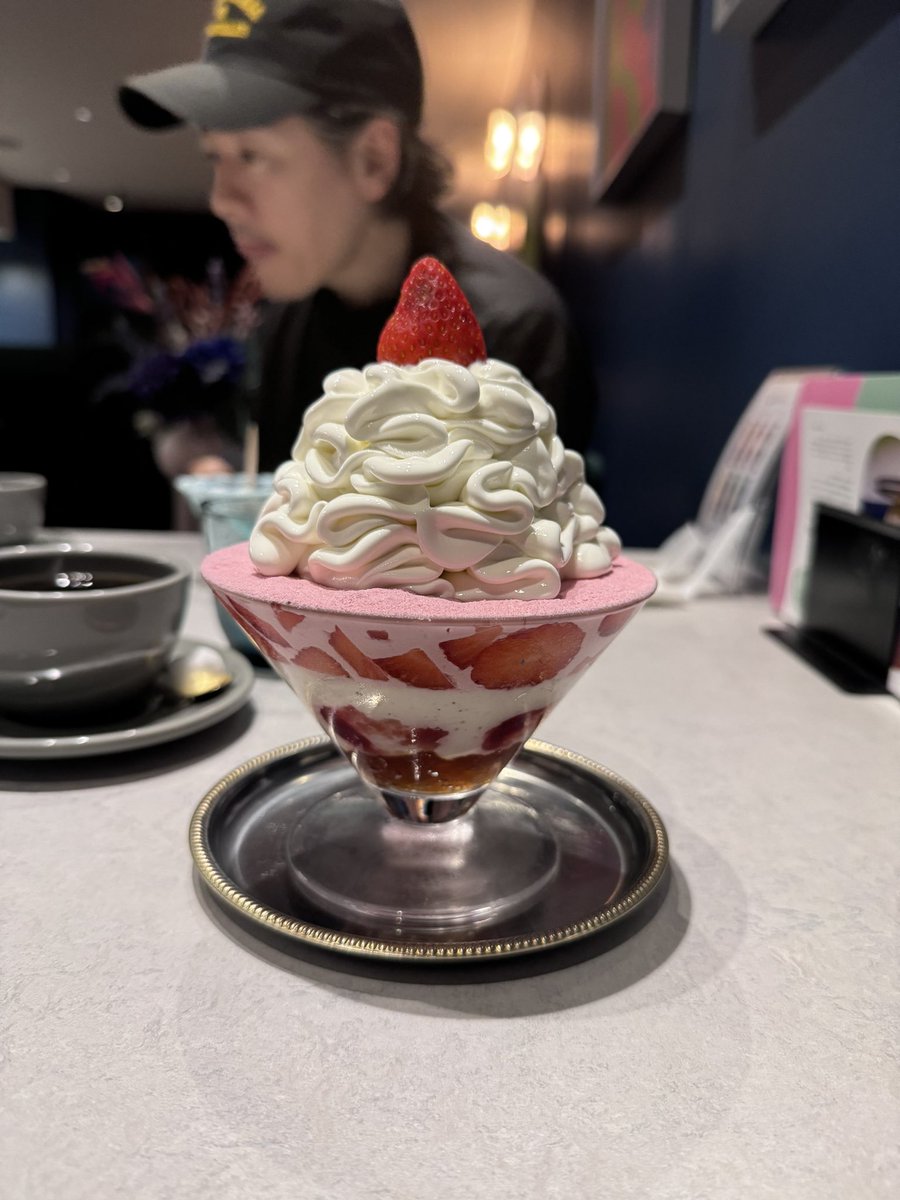 SAKANAICHIRO's tweet photo. 今ライブで北海道に帰ってきてるんですが、パフェが白子に見える。 https://t.co/RmcFiMCnuE