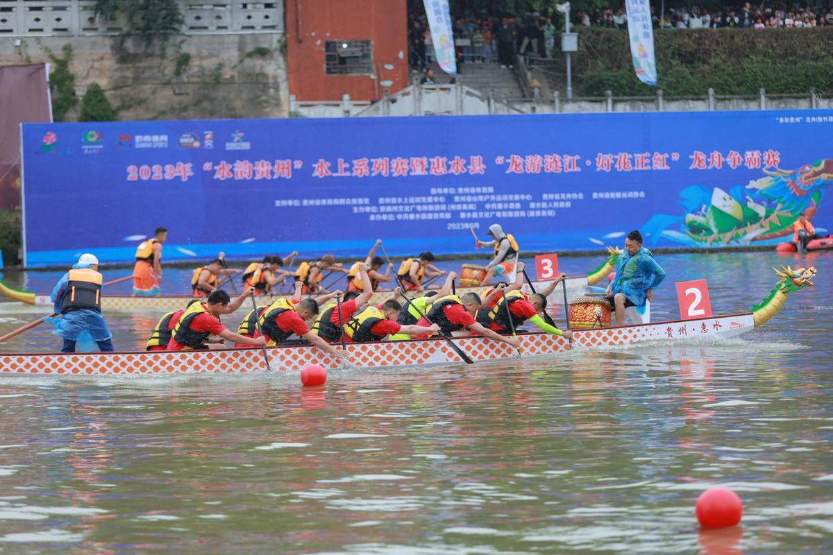 희쑤이 군에서 사용되는 용선은 작고 좁습니다. 각 배는 전면에 용머리, 후면에 용꼬리가 달려 있으며, 북치는 사람, 헬름 스맨 및 열 명의 조수로 구성되어 있습니다.

📷 by Eyesnews

#산수경관 #체험여행 #창의적인기사