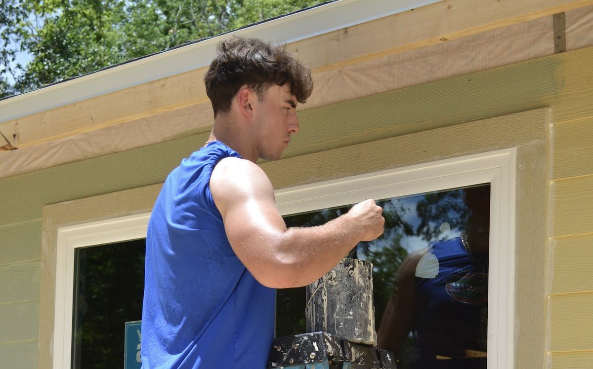 It’s always a blessing to lend a hand with @AlachuaHabitat. Yesterday we finished exterior painting on one of their current projects! Get involved on the build site today!  @FL_Victorious #FVFoundation 🐊

alachuahabitat.org/volunteer