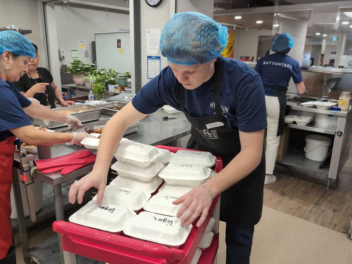SuttonRisk's tweet photo. Last week, our #Suttonteers lent a hand at @YSM_TO, preparing and serving a nutritious dinner for street-involved youth in Toronto. 

#Suttonteering #AlwaysThereWithOurCommunity https://t.co/qUv3iTE7wv